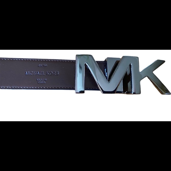 Michael Kors belt reversible can be worn tan or dark brown. NWOT, never worn - Picture 3 of 5